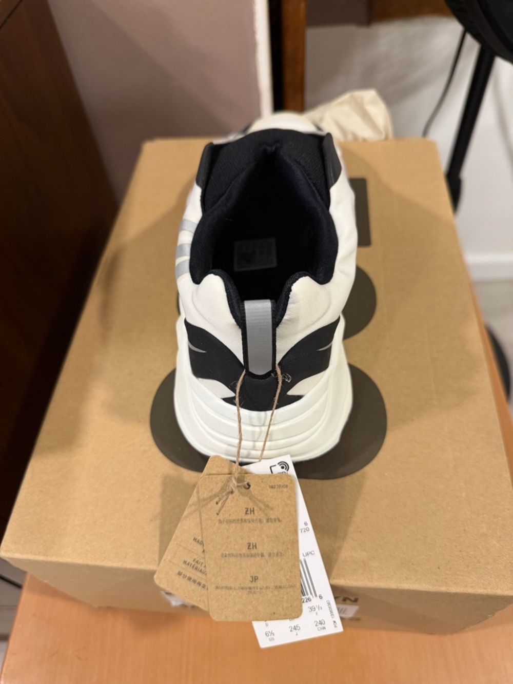 Men's White and Black Adidas YEEZY boost 700 MNVN - Picture 5 of 8